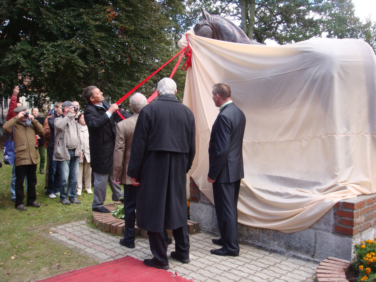 Unveiling of the monument